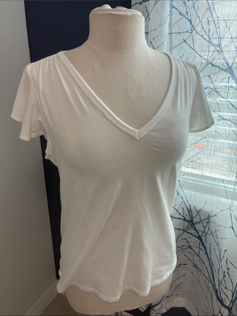 White House Black Market Women's White V-Neck Top